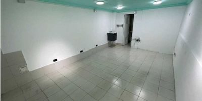 Arrienda el espacio ideal para tu negocio en el corazón de Laureles.

Este local comercial cuenta con un área aproximada de 26 m², un baño, piso en cerámica de fácil mantenimiento y estrato 5, lo que le brinda una excelente proyección y visibilidad para atraer clientes. Su distribución abierta y versátil se adapta a diferentes tipos de negocios, desde tiendas especializadas hasta oficinas o servicios.

 

La ubicación es estratégica: a pocas cuadras del Éxito y del reconocido rompoi de Don Quijote, en una zona altamente transitada y de gran crecimiento comercial. Aquí tu negocio tendrá la ventaja de estar rodeado de vías principales, fácil acceso a rutas de transporte y una amplia oferta de comercios, restaurantes y servicios que garantizan un flujo constante de clientes potenciales.

 

El proceso de arrendamiento es completamente virtual, rápido y sin costo adicional, gracias a la aseguradora El Libertador. Con nosotros, arriendas de forma segura, sin trámites complicados y desde la comodidad de tu casa.

 

Este local es la oportunidad que estabas esperando para dar visibilidad a tu proyecto o consolidar tu marca en uno de los sectores más reconocidos de la ciudad. Contáctanos hoy mismo y asegura el espacio que impulsará el crecimiento de tu negocio.
RL0193
