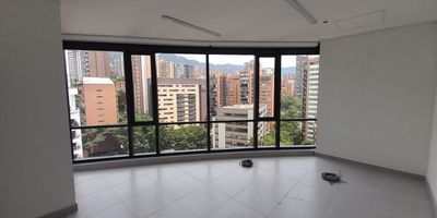 Oficina en arriendo en edificio empresarial cuenta con una ubicación muy estratégica, muy central, cerca a vía principal, centros comerciales, de fácil acceso a transporte público y múltiples servicios complementarios de la zona. Cuenta con piso en porcelanato, 3 espacios, cocineta, cableado de red, techo cielo raso, aire acondicionado central y parqueadero cubierto. Edificio con ascensor, vigilancia y portería 24 horas, circuito cerrado de TV, bahía de parqueo, auditorio y baños comunales. inmuebles sujetos a verificacion de disponibilidad