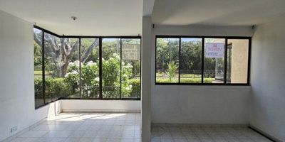 En arriendo – Apartamento de 90 m² en unidad residencial, Cali
 Comodidad, amplitud y excelentes zonas comunes
Hermoso apartamento de 90 m² con parqueadero privado en sótano, ubicado en una unidad completa y segura.
Características del apartamento:
3 habitaciones (principal con baño privado)
2 baños en total
Sala comedor amplia
Cocina integral
Parqueadero privado
Zonas comunes de la unidad:
 Piscina para adultos y niños
 Parque infantil
 Parqueadero externo de visitantes
 Portería con portón eléctrico
 Vigilancia privada 24/7
 Ideal para quienes buscan vivir con tranquilidad, seguridad y un entorno familiar. Agenda tu visita y conócelo.