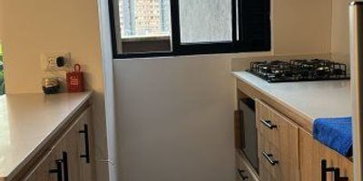 ¡Descubre el oasis urbano perfecto en Rionegro! 
Este espectacular apartamento de 97 m² te invita a disfrutar de una vida llena de comodidad y estilo. Ubicado en el exclusivo barrio de Rionegro, este hogar es el refugio perfecto para quienes buscan un espacio moderno y funcional.
Con 2 amplias alcobas y 2 cómodos baños, este apartamento ofrece todo el espacio que necesitas para vivir con total tranquilidad. La cocina integral, diseñada con los más altos estándares, te permitirá deleitarte con tus habilidades culinarias, mientras que la luminosa sala-comedor es el escenario ideal para reunir a tus seres queridos.
Pero la verdadera joya de este hogar es su encantadora terraza, un oasis privado donde podrás relajarte y disfrutar de la brisa fresca. Imagina pasar tardes apacibles contemplando el horizonte o disfrutando de deliciosas cenas al aire libre.
¡Este apartamento en Rionegro es la oportunidad que has estado esperando! No dejes pasar la chance de hacer tuyo este refugio urbano lleno