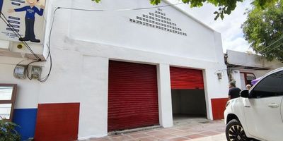 Bodega de trescientos cincuenta metros cuadrados que dispone de área de oficina en mezanine de veinte metros cuadrados dos baños altura libre de seis metros y dos puertas de acceso ubicada en zona estratégica con cercanía a vías principales y excelente movilidad vehicular ideal para actividades comerciales de almacenamiento o logística disponible para ocupación inmediata