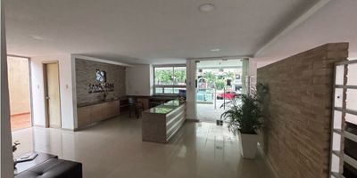 Apartaestudio en Venta – Ciudad Jardín, BarranquillaDisfruta de la comodidad y exclusividad que ofrece este apartaestudio de dos ambientes, ubicado en el reconocido barrio Ciudad Jardín, una de las zonas más tranquilas y residenciales de Barranquilla. Su localización es estratégica, a pocos pasos de la Universidad Metropolitana y rodeado de supermercados, universidades, colegios, restaurantes, lavanderías y servicios esenciales.El edificio cuenta con un moderno sistema de acceso inteligente, citofonía y parqueadero con entrada eléctrica, garantizando seguridad y practicidad en tu día a día.En el interior encontrarás:Sala acogedora diseñada para cubrir todas tus necesidades.Cocina equipada con acabados modernos.Área de labores independiente, ideal para mantener el orden y el estilo.Habitación amplia, con espacio suficiente para cama King y una agradable vista a la ciudad.Baño privado interno de amplios y cómodos espacios.Este apartaestudio está en excelente estado, perfecto para ejecutivos, estudiantes de posgrado o inversionistas que buscan una propiedad moderna, rentable y con gran proyección en el mercado.? Agenda tu visita y descubre tu nuevo hogar en Ciudad Jardín.