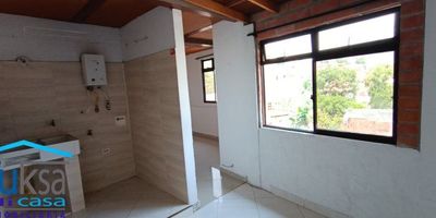 ¡Conoce el inmueble! Tenemos espacios de lunes a viernes (9:00-11:30 / 14:00-17:30) y sábados (9:00-12:30).
Apartaestudio ubicado en el sector El chispero, en La Estrella. Iluminado, con buenos acabados y cercano a buenas rutas de transporte. Zona segura. 
Por solicitud del propietario no se permiten mascotas. 
*El servicio de acueducto y saneamiento es compartido con otro apartaestudio, la acometida de independizarlos se encuentra en trámite
¿Tienes alguna inquietud? Comunícate al 314 278 3821.