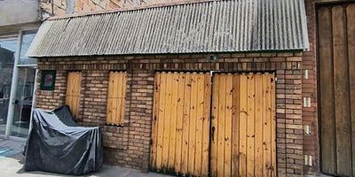 Magnifico casalote medianero de 6.0 metros por 23.60 metros, 141 metros cuadrados, especial para el desarrollo de proyectos urbanísticos de vivienda multifamiliar, bodegas, excelente ubicación, cerca centros comerciales, supermercados, colegios, bancos, comercio, transporte publico, comercio del sector, etc. El casa lote que se compone de jardín interior, garaje sencillo para un auto, salón-comedor con chimenea, cocina semi-integral a gas, patio de ropas independiente con lavadero, insta lavadora y tendedero y un cuarto de bodega, hall que comunica a tres alcobas, dos con closet, dos baños completos con duchas eléctricas. tiene una terraza de 15 metros. 