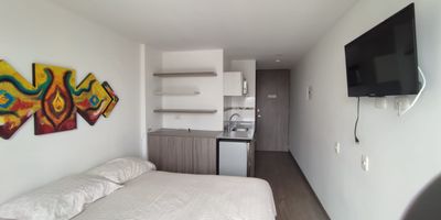 Área 25 m2
Totalmente amoblado
Incluye bodega o cuarto útil
Internet incluido administración

Valor de venta 120.000.000

Ideal para una persona o pareja que busque comodidad y cercanía a todo.