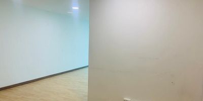 Oficina  en arriendo en edificio empresarial ubicado estrategicamente sobre via principal, cerca servicios complementarios de centros comerciales, Rutas de transporte. Piso en madera, 1 espacio, baño privado, cableado de red, techo cielo raso, aire acondicionado central y parqueadero cubierto. Auditorio, parking visitantes sin costo, vigilancia 24 horas, citofonia y circuito cerrado de tv. Inmuebles sujetos a verificación de disponibilidad.
