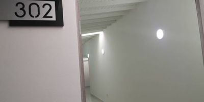 Hermoso, cómodo y amplio apartamento ubicado cerca al rompoy de la 80 con colombia, en muy buena zona residencial, cercano al d1 y con faciles rutas de acceso, no cuenta con parqueadero. para mas informacion contactarse al 3103597461 asesor juan david marin.