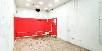 Excelente local en el centro comercial Bosque plaza, área 25 mts, altura 3.20 mts. red de gas, puerta persiana enrollable, buena iluminación, ducto de extracción esta ubicado en la zona principal de comidas del centro comercial.