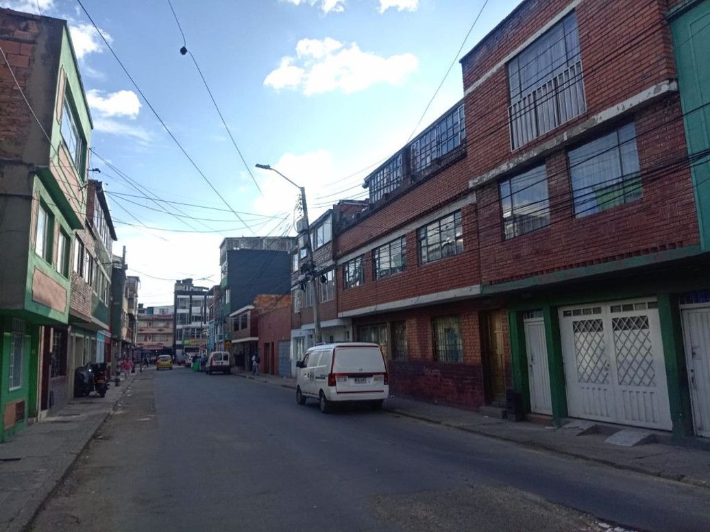 Casa de 5 alcobas en venta en Olaya, Bogotá, 72 m² · foto 2 de 18