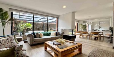 Codigo 19308. ¡Descubre tu nuevo hogar en Oikos Sábana Palos Verdes!Este exclusivo inmueble de 118 m², ubicado en estrato 5, combina diseño, confort y un entorno natural ideal para disfrutar en familia. Cuenta con 3 habitaciones, 2 baños completos y un baño social, además de un acogedor estudio o recibidor perfecto para el teletrabajo o la lectura. Su sala de TV brinda el espacio ideal para compartir, mientras que la sala comedor con chimenea crea un ambiente cálido y elegante.La cocina abierta tipo americano integra modernidad y practicidad, acompañada de una zona de lavandería independiente para mayor comodidad. En el exterior, disfrutarás de una amplia zona verde con pérgola y BBQ, diseñada para momentos de esparcimiento y reuniones al aire libre.La unidad se complementa con 4 parqueaderos, garantizando comodidad y seguridad para toda la familia. Vive en un espacio donde el estilo, la naturaleza y la calidad de vida se encuentran en perfecta armonía.