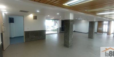 Oportunidad única en el corazón de Medellín! Arrenda este espectacular local comercial en el exclusivo barrio Velódromo, un punto estratégico y de gran afluencia. 
Con 135 m² de puro potencial, este local te ofrece un lienzo en blanco para plasmar tu visión empresarial. Imagina las posibilidades: abre un emprendimiento gastronómico de ensueño, monta una boutique de moda vanguardista o establece una innovadora oficina que cautive a tus clientes.
La ubicación es inmejorable, a pasos de la estación del metro y rodeado de comercios, oficinas y residencias de alto nivel. Disfruta de una excelente visibilidad y conectividad que impulsarán el éxito de tu negocio.
Este local cuenta con amplias ventanas que inundan el espacio de luz natural, creando una atmósfera acogedora y moderna. Además, la distribución flexible te permite diseñar un flujo de trabajo eficiente y estéticamente agradable.
¿Estás listo para dar el salto y establecer tu marca en uno de los barrios más codiciados de Medellín? ¡N