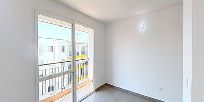 Apartamento en venta de 63m2, con vista interior, ubicado en piso 5to. Consta de 2 habitaciones, 2 baños, sala comedor, balcón, cocina y zona de lavandería. Tiene piso cerámico en todas sus zonas. El conjunto cuenta con piscina, zona húmeda, juegos de niños, 2 salones sociales, parqueadero comunitario y vigilancia privada las 24 horas. Cerca a centros comerciales Jardín Plaza y Unicentro cerca a almacenes de cadena La 14 y Éxito; cerca a colegios Comunidad Home School y colegio Franciscano Pio XII; cerca de la universidad San Martín y Autónoma; cerca a parada del MIO (Universidades), Vías de acceso por la Carrera 120 y la Calle 50.