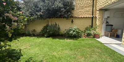 CS. En una exclusiva ubicación de Colina Campestre, se encuentra esta impresionante casa de 3 habitaciones, la principal con baño y vestier, las otras dos alcobas comparten un baño, baño social, hall de entrada, sala con chimenea, comedor independiente, estudio cerrado, cocina cerrada, patio cubierto, cuarto y baño de servicio, jardín interior, zona de lavandería, zona de televisión, estudio pequeño, deposito, con 300 metros cuadrados de elegancia y comodidad. Con un diseño arquitectónico único, esta propiedad ofrece espacios amplios y luminosos que invitan a disfrutar de momentos inolvidables en familia. Los 2 parqueaderos cubiertos garantizan la comodidad de tener siempre un lugar seguro para tus vehículos. Vive la experiencia de lujo y confort en cada rincón de esta magnífica residencia.