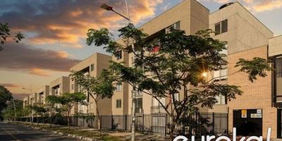 Apartamento para estrenar en arriendo – Hacienda Santa Cruz, Ibagué

Vive la experiencia de estrenar tu nuevo hogar en el sector La Samaria, uno de los más tranquilos y de mayor proyección en Ibagué. Este moderno apartamento de 40 m² en el quinto piso (sin ascensor) cuenta con dos habitaciones con clóset, baño completo, sala-comedor integrada a una cocina abierta tipo americana, ideal para compartir en familia.

El conjunto residencial ofrece excelentes zonas sociales: piscina, gimnasio, terraza BBQ, salón social y parque infantil. Perfecto para quienes buscan comodidad, seguridad y calidad de vida en un entorno moderno y familiar.

¡No dejes pasar esta oportunidad de vivir como siempre soñaste!