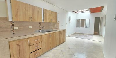 Se ofrece en venta una amplia casa ubicada en el primer piso, en el tradicional barrio Alcalá de Envigado. Esta propiedad se encuentra en una zona residencial tranquila, ideal para quienes buscan comodidad y buena ubicación. Está a solo unos minutos de la estación de Metro Envigado y del Centro Comercial Viva Envigado, con fácil acceso al transporte público y a diversos servicios complementarios.

La casa cuenta con un área construida de ciento quince metros cuadrados. Su distribución interna incluye cuatro habitaciones, dos baños, sala comedor, estudio, una cocina amplia, zona de ropas y un patio, ofreciendo espacios cómodos para el disfrute familiar.