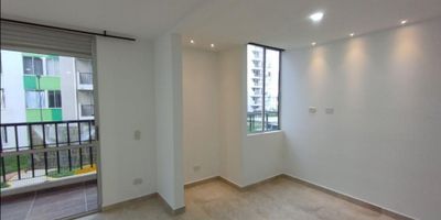 Apartamento en venta de 55M², con vista interior, ubicado en un 2do piso (Torre 3 Apto 204), acceso por ascensor, parqueadero propio cubierto (150). Consta de 2 habitaciones, 2 baños, sala comedor, cocina integral y zona de lavandería. Tiene piso cerámico en todas sus zonas. El Conjunto cuenta con zonas verdes, zona para niños, salón social, cancha de fútbol, piscinas y vigilancia privada las 24 horas. Cerca a centro comercial Chipaya y Alfaguara; cerca a almacenes de cadena como Éxito, D1 y Ara; cerca a colegio Liceo el Rosario y Nuestra Señora del Rosario; cerca a universidad UNIVALLE; Vías de acceso por la Avenida Sachamate.ID-40953213354
