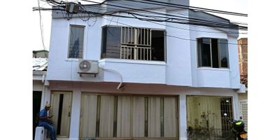 Edificio en Venta en el Gran Limonar 580 m2 en un lote de 9 x 30 metros. El edificio tiene propiedad horizontal y se vende total o por unidad privada independiente. 
El primer piso consta de 5 consultorios/oficinas, 6 baños, cocina, sala, zona de recepción, patio de ropas, cuarto de almacenamiento, dos patios interiores. Antejardín zona común, Garaje cubierto y Antejardín zona común.
En el segundo piso 5 apartaestudios, dos de doble ambiente, dos de un ambiente y uno con patio interior, todos con cocina y su baño privado, una oficina con baño y un patio interior en zona común. 
En el tercer piso 2 apartaestudios cada uno con cocina y baño privado, terraza y patio de ropas.  
En total: 15 habitaciones, 14 baños.
El edificio se puede adecuar para incrementar los apartaestudios, convertirlo en hotel u oficinas, consultorios, Coworking, Coliving, ademas de estar Cerca de la Universidad Santiago de Cali, Centros Comerciales PALMETO, PREMIER y Cosmocentro, Restaurantes de la calle novena, cerca a estacion del MIO y a la Escuela Nacional del Deporte.ID-ERGUZ
