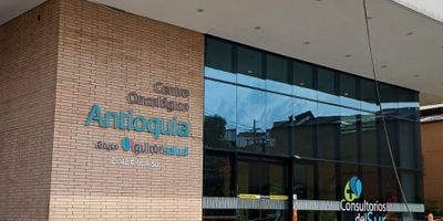 Oficina en Centro Oncológico de Antioquia ,en la Avenida Las vegas.Para alquiler.
Equipada con baño y un parqueadero privado