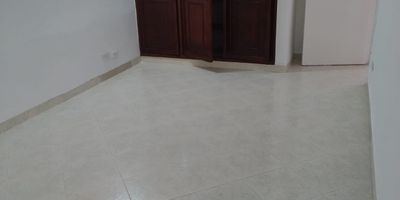 Se ofrece en venta un amplia casa de primer piso, en el tradicional barrio Alcalá de Envigado. Esta propiedad se encuentra en una zona residencial tranquila, ideal para quienes buscan comodidad y buena ubicación. Está a solo unos minutos de la estación de Metro Envigado y del Centro Comercial Viva Envigado, con fácil acceso al transporte público y a diversos servicios complementarios.

Cuenta con un área construida de ciento quince metros cuadrados. Su distribución interna incluye cuatro habitaciones, dos baños, sala comedor, estudio, una cocina amplia, zona de ropas y un patio, ofreciendo espacios cómodos para el disfrute familiar.
