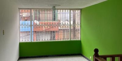 Excelente apartamento de 72 m2, segundo piso, cuenta con 4 alcobas, 2 baños, sala comedor, cocina y zona de ropas. Los servicios son compartidos con el tercer piso. Vía doble a 3 cuadras de la av. Mutis