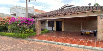 VENDO CASA CAMPESTRE EN EL CONDOMINIO EL ARBOLITO  EN LA CIUDAD DE BUGA, EL CONDOMINIO ESTA UBICADO SOBRE VIA PRINCIPAL, SECTOR DE ALTA VALORIZACIÓN, ZONA CAMPESTRE Y TRANQUILA.

LA CASA DE ESTILO RUSTICO, CUENTA CON AMPLIOS ESPACIOS DE SALA Y COMEDOR, TECHOS ALTOS, 3 HABITACIONES CON CLOSET AMPLIOS, HABITACIÓN PRINCIPAL CUENTA CON BAÑO, ARBOLES FRUTALES, ALTILLO, CUARTO DE SERVICIO CON BAÑO Y ZONA DE OFICIOS, PARQUEADERO PARA 2 VEHICULOS.

EXCELENTE UBICACIÓN SI ESTAS BUSCANDO VIVIR EN UNA ZONA TRANQUILA Y CERCA DE LA NATURALEZA.