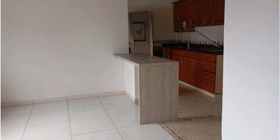 Conoces este hermoso apartamento estratégicamente ubicado en envigado cercano parque San José universidad de envigado zonas deportivas zonas comerciales rutas de transporte muy fácil acceso en su interior cuenta con tres alcobas con clóset dos baños sala comedor amplia e iluminada cocina zona de ropas balcón excelente vista