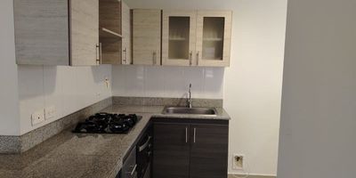 Apartamento en arriendo en Envigado, barrio la abadía, con un área de 67m² distribuidos en sala comedor, cocina, zona de ropas y balcón. El inmueble cuenta con 2 alcobas con clóset y vestier, además de 2 baños cabinados, complementados con ascensor, cuarto útil y parqueadero paralelo. Una excelente opción residencial en un sector tranquilo y de alta valorización en Envigado.