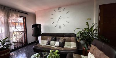 Apartamento en piso 2 a la venta en el sector Toscana a 5 min de la estacion Acevedo en propiedad horizontal. Cuenta con espacio de salon comedor amplio, balcon con vista a la calle, zona de ropas, cocina integral, espacio adicional para alcoba o sala de television, alcoba ppal con bano privado y closet, 2 alcobas auxiliares con closet. Cercania a variedad de rutas de transporte, establecimientos de comercio y educacion.