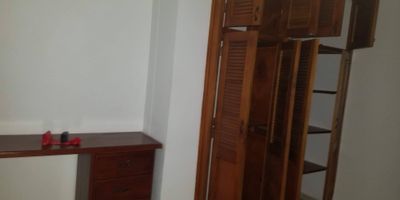 Inmueble ubicado cerca al primer parque de Laureles cuenta con, red de gas y agua caliente, con fácil acceso a vías principales. Cuenta con rutas integradas del metro, estaciones encicla del metro y buen flujo de transporte público, cercano a centros recreativos culturales Estadio, C.C. Unicentro, Exito de Laureles, Makro, Homecenter, cerca al área comercial del barrio Laureles La setenta y San Juan, a tres cuadras de la Universidad Pontificia Bolivariana, estaciones de gasolina, guarderías y colegios, no se aceptan perros, sin parqueadero.