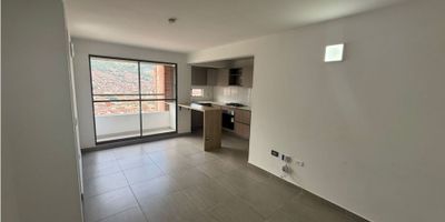 El inmueble cuenta con 63 mts2, 3 alcobas, 2 baños, cocina integral, sala comedor, zona de ropas, balcón, parqueadero y cuarto útil.

Cerca al Parque de Bello y centro comercial Parque Fabricato.