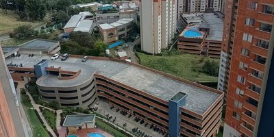 Apartamento ubicado en Robledo pajarito en la unidad LUNA DEL MAR  tiene muy buenas rutas de acceso la unidad cuenta con muy buenas zonas comunes como piscina, gimnasio , juegos infantiles ,  parqueadero para carro y moto comunes , supermercado , Cancha , salón social ,zona BBQ 
3 alcobas con closets 
1 baño 
Cocina semi integral 
Balcón
Sala comedor