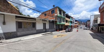 Código interno 13837 Bodega en arriendo, ubicada en el Barrio Restrepo cerca de la carrera sexta, en el sector encontramos: Restaurantes, Droguerías, Panaderias, Tiendas, Papelerías, cómodas vias de acceso. La bodega cuenta con dos espacios abiertos, dos unidades sanitarias. Contáctanos hoy mismo para agendar tu visita y recibir más información.