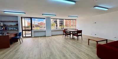 Gran oportunidad.  Oficina en venta, ideales para consultorios , laboratorio, uso médico y/u oficina.  Tiene  Balcón exterior. La oficina 202 tiene un área de 62.28 m2 .   1 parqueadero , 1 baño y cocineta y depósito.. El edificio tiene ascensor, recepción, planta eléctrica, gabinete contraincendios y alarma contraincendios en zonas comunes. Rampa de acceso y manejo de residuos médicos. Parqueadero de visitantes público. Cercano a clínicas, a la autopista, restaurantes y supermercados,