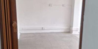 Oficina en arriendo de 60 m² en Envigado segundo piso, cerca a la Av. El Poblado. Está distribuida en tres espacios diseñados para tu comodidad y cuenta con baño, cocineta y excelente iluminación. Ubicada en una zona tranquila y residencial, ideal para profesionales, empresas pequeñas o consultorios.