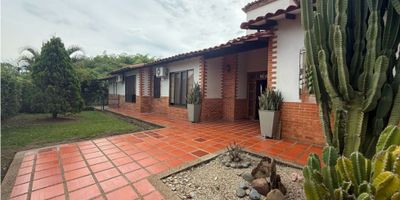 Esta increíble Casa Campestre de lujo se encuentra ubicada en la hermosa ciudad de Pereira, en el sector de cerritos, Colombia. Con una extensión de terreno de 2.222 M2 y una construcción de 410 M2, esta propiedad ofrece amplios espacios y comodidades para vivir en un entorno natural y exclusivo.

La casa cuenta con 3 amplias alcobas y 5 baños, brindando un espacio perfecto para el descanso y la intimidad de toda la familia. Además, dispone de un baño auxiliar para mayor comodidad de los habitantes y un estudio para aquellos que necesitan un espacio de trabajo en casa.

Entre las características internas más destacadas, se encuentra la posibilidad de tener mascotas en la propiedad, una ventaja que muchos amantes de los animales buscan a la hora de elegir un nuevo hogar. Además, cuenta con los servicios básicos de agua, electricidad y gas, y un impresionante jacuzzi para relajarse y disfrutar de momentos de tranquilidad.

En cuanto a los espacios externos, esta casa campestre tiene acceso pavimentado, lo que facilita su acceso y seguridad. Cuenta con un jardin con hermosos árboles frutales y una zona social perfecta para realizar reuniones y disfrutar de barbacoas o asados en su amplia parrilla o quincho. Además, se encuentra cerca de la zona urbana, lo que permite acceder a servicios y comercios de manera cómoda y rápida.

La propiedad cuenta con dos garajes para los vehículos y una piscina para refrescarse en los días calurosos y disfrurar del clima cálido de Pereira. Además, una portería o recepción y vigilancia las 24 horas del día, lo que garantiza la seguridad y tranquilidad de los residentes en todo momento. También se ubica en una urbanización cerrada, rodeada de zonas campestres y residenciales con hermosas áreas verdes y un kiosko para pasar momentos de ocio en familia o con amigos.

Esta maravillosa casa campestre es perfecta para quienes buscan un estilo de vida exclusivo y en contacto con la naturaleza, sin renunciar a las comodid