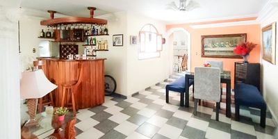 casa segundo piso ubicada en america el Danubio, nos ofrece una área construida de 122 metros mas área libre en patio de 150 metros para una área total de 272 metros, sala comedor, 3 alcobas, 3 closet, 3 baños, cocina integral, red de gas, zona de ropas, balcón, piso en baldosa,