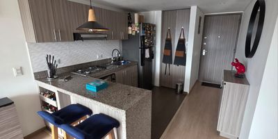 Apartamento Venta  ubicado en un cuarto piso,  consta de sala comedor con balcón, cocina tipo americano, zona de lavandería independiente, dos habitaciones, dos baños, un garaje para carro y dos parqueaderos dobles para motocicletas (un carro y cuatro motos) y dos depósitos.  conjunto cerrado, vigilancia 24h, El conjunto cuenta con Zona BBQ, senderos peatonales con máquinas para ejercitarse al aire libre, gimnasio cubierto, cuarto para bebes y parque infantil, salon comunal, parqueadero de visitantes, administración económica a cuatro cuadras de la carrera 30 (NQS), a cuatro cuadras de la Av primera de mayo, cerca a Santa Isabel y Ciudad Montes. Transporte público SITP - Transmilenio - Futuro Metro.