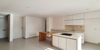 Espectacular apartamento en venta en cumbres:

Cercanías principales:

A 3 minutos del Colegio Cumbres, acceso directo por la Carrera 27D.
A 4 minutos del Mall Terracina / City Plaza, con oferta comercial, gastronómica y financiera.
A 5 minutos de Viva Envigado y de la estación del Metro, zona con alto flujo comercial y transporte.
A 4 minutos de la Clínica MUA, atención médica.

Características:

3 alcobas y 2 baños, cocina integrada a zona social.
Cuarto útil
1 parqueadero.
Edificio de 4.5 años.
Estrato 4, administración $660.000, predial anual $3.800.000.
Precio: $780.000.000 negociables.

Resumen:
Excelente ubicación con acceso rápido a educación, comercio, transporte y salud. Ideal para quienes valoran la comodidad, la buena distribución interior y un entorno residencial consolidado.