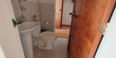 Aparta estudio amoblado de 48 m2, 1 habitación, 1 baño, sala comedor, cocina semi integral, zona de ropas, balcón, cuenta con los electrodomésticos y muebles necesarios para la ocupación y vivienda de quien lo necesite. 

En unidad cerrada, cercano a zona de restaurantes y parque de San Antonio. 
