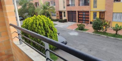 Casa en arriendo sector Universidad Católica de Oriente, Samanes, 230 m2 construidos, 4 habitaciones, 2 baños completos y baño social, sala comedor, cocina semi integral, patio de ropas, garaje, sótano amplio que sirve como estudio o star, patio abierto y pequeña zona verde privada, esquinera. 

Cercano a universidades, colegios, vías de acceso pavimentado, zona residencial. 
