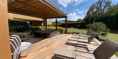 Casa en arriendo en sector tranquilo, campestre, de poco flujo vehicular. Piso en madera, dos nvieles, chimenea, sala y comedor independiente, estudio, estar de tv, biblioteca, 4 alcobas con baño en cada una, jacuzzi, cocina integral abierta, alcoba y baño de servicio, terraza, jardin y parqueaderos independientes cubiertos. Conjunto cerrado con salon social, parques infantiles, cancha de tenis, vigilancia 24 hrs, citofonia, alarma y circuito cerrado de tv. Inmuebles sujetos a verificación de disponibilidad.