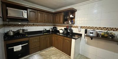 Venta de Casa en Calasanz – Primer Piso, Propiedad Horizontal

Amplia y cómoda casa ubicada en el tradicional barrio Calasanz, en primer piso de propiedad horizontal, con un área de 146 m2.

La propiedad cuenta con:

4 alcobas

3 baños

3 patios internos que aportan luz y ventilación natural

Sala comedor amplia

Parqueadero interno

Estrato 5

Información adicional:

Predial trimestral 2025: 382.000

Avalúo catastral: 380.000.000

Precio de venta: 620.000.000 – negociables