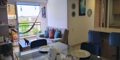 Venta de apartamento usado en excelente estado, como nuevo, con un área de 66 m², ubicado en el piso 10 de la Unidad Residencial K108 Roble, con vista exterior y parqueadero propio descubierto. El inmueble cuenta con 2 habitaciones, 2 baños, sala-comedor, cocina integral, balcón, zona de oficios . La unidad ofrece zonas verdes, juegos infantiles, salón social, piscina y vigilancia privada 24/7. Su ubicación es estratégica, cerca de los centros comerciales Bochalema Plaza y Jardín Plaza, así como de almacenes de cadena como Dollarcity, Éxito, D1 y Ara.