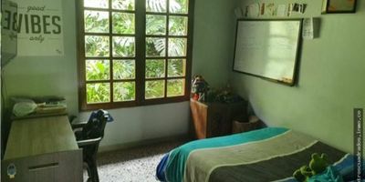 Ubicada en una de las zonas mas exclusivas de Colombia, esta hermosa casa campestre te ofrece una experiencia de vida en medio de la naturaleza con todas las comodidades de la vida moderna. Con una extensión de terreno de 700 metros cuadrados y una construccion de 194 metros cuadrados, esta casa cuenta con amplios espacios para ti y tu familia.

Con 4 amplias alcobas y 4 baños, esta casa es ideal para una familia grande o para recibir invitados con total comodidad. Ademas, cuenta con un total de 8 garajes para estacionar tus vehiculos y los de tus visitas.

En su interior, encontraras todo lo que necesitas para vivir cómodamente: admite mascotas, cuenta con agua y servicios de gas y electricidad, y tiene una cocina integral equipada con todo lo necesario. Ademas, cuenta con un baño en la habitacion principal y otro auxiliar para mayor comodidad.