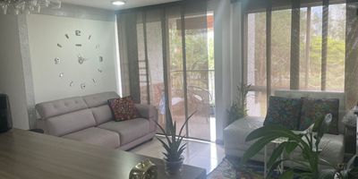 Venta de apartamento en el sur de Cali
Hermoso apartamento en 3° piso con ascensor, diseñado para brindarte confort y modernidad. Cuenta con 3 habitaciones (la principal con vestier y baño), 2 baños, balcón con excelente vista, cocina integral y parqueadero en sótano.

La unidad residencial ofrece todo lo que necesitas: piscina, gimnasio, canchas múltiples, salón social y zonas verdes ideales para disfrutar en familia. Además, se encuentra en un sector de alta valorización, rodeado de parques, centros comerciales y con fácil acceso a transporte público.

Una gran oportunidad para vivir con calidad y proyectar tu inversión.
