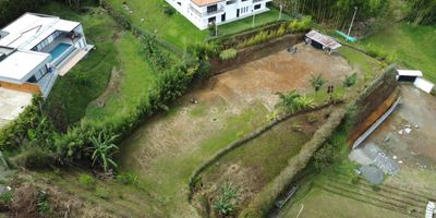 e vende espectacular lote ubicado en el sector Pereira vía Armenia.

Esta hermosa propiedad cuenta con 2.150 m2 con una topografía aprovechable en un 100 %, ya que dispone de dos planos. Es un lote independiente con un excelente vecindario, rodeado de casas campestres, naturaleza y fauna típica de la región.

La vía de acceso está en muy buen estado, permitiendo el ingreso de vehículos pequeños. Se encuentra a solo 6 minutos de la vía principal y a 15 minutos de la terminal de transporte, lo que lo convierte en una excelente opción para construir la casa campestre de tus sueños.

El lote cuenta con toda la documentación al día, incluyendo matrícula y escritura independiente.

Valor de venta 450.000.000