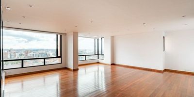 Sale al mercado este gran apartamento dúplex, en una de las zonas más exclusivas de Bogotá: Rosales. A pocos pasos de los mejores centros comerciales y tiendas, está ubicado en un conjunto cerrado, ideal para quienes buscan comodidad y seguridad. Situado en un noveno piso, con una vista panorámica inigualable de la ciudad y las montañas, cuenta con tres habitaciones y espacios amplios, perfecto para disfrutar en familia. Sus dos chimeneas a gas, en el primer y segundo piso, armonizan con el family room y con la gran terraza con vista hacia los cerros.

El conjunto ofrece una serie de amenidades que harán que no quieras salir de casa. Con canchas de fútbol, squash y baloncesto, gimnasio, juegos infantiles y un salón comunal, disfrutarás de una calidad de vida inmejorable. Además, cuenta con la tranquilidad de una portería y seguridad 24 horas. También dispone de parqueaderos cubiertos y para visitantes.

No pierdas esta oportunidad! Pide tu visita ya y conoce este fabulo...