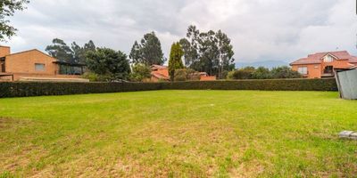 Te presentamos para la venta magnifico lote en el exclusivo conjunto cerrado San Sebastian-Guaymaral. Este gran lote se encuentr listo para que construyas la casa de tus sueños.

En este lugar vivirás rodeado de naturaleza y mucha tranquilidad, sin duda será un paisaje que nunca te cansarás de admirar.

Allí podrás disfrutas de los amplios senderos naturales, con seguridad permanente 7*24.

Que esperas para construir el hogar soñado y compartir en familia!