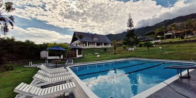 Capacidad 50 ‍‍‍ Habitaciones 8 ️ Baños 9 

Finca totalmente privada estilo campestre con la más hermosa vista al lago Calima, a 15 minutos del casco urbano del Darién, con piscina para adultos y niños con rodadero, parque para niños, cancha futbol, kiosco para reuniones sociales para 50 personas con sonido, luces, mesas y sillas, mesa de billar pool, juego de rana, comedor, sala con TV, equipo de sonido (Parlante) Bluetooth, WiFi (Para pocos usuarios señal rural), cocina con electrodomésticos básicos, menaje (Platos, vasos, cubiertos, ollas) y estufa a gas propano (incluido), asador para parrillada y estufa de leña, juegos de mesa parques, bingo, cartas, parqueadero privado para 20 vehículos, amplios espacios y excelente iluminación, hermosos jardines y avistamiento de aves. Las camas cuentan con sabana, sobre sabana, almohada con su funda, cobija, deben llevar artículos de aseo para baño y cocina.

¿CUÁNDO LO QUIERES CONOCER?

LLAMAME Y HABLAMOS DETALLES… 

wa.me/+573045986312