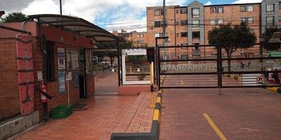 Si Arriendo apartamento en Conjunto Brisas de Tierragrata. Cerca a Centro Comercial Diver Plaza, Cl 72, paradas de alimentador. Piso 6. Consta de sala-comedor, cocina integral con zona de lavandería, 3 alcobas con closet, 2 baños, piso en madera laminada y porcelanato. Canon de arrendamiento con administración $1.400.000. En Quantum Inmobiliaria encontrarás un aliado en el proceso de arrendamiento, nuestros procesos documentales son totalmente digitales y ágiles, permítanos asesorarle. 613-723.